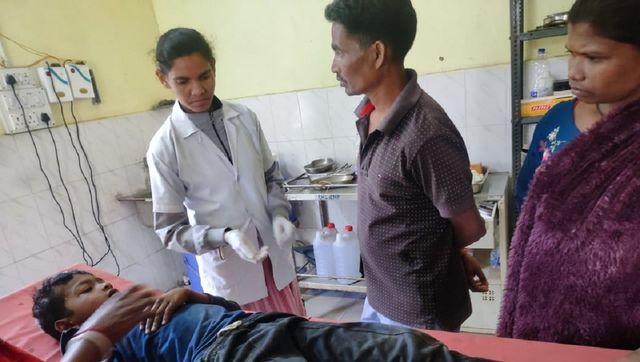 जगन्नाथपुर CHC में डॉक्टर गायब, पतंग उड़ाने में छत से गिरे मासूम के लिए परिजनों ने किया हंगामा