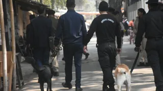 पटना सिविल कोर्ट को बम से उड़ने को धमकी को लेकर गेट पर सुरक्षाकर्मी तैनात। (जागरण)
