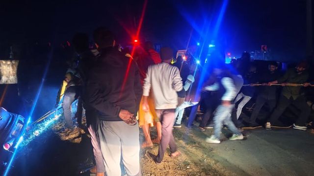 रफ्तार का कहर: प्रयागराज में बेकाबू होकर बेलन नहर में गिरी बरातियों से भरी 2 कार, दो युवक लापता
