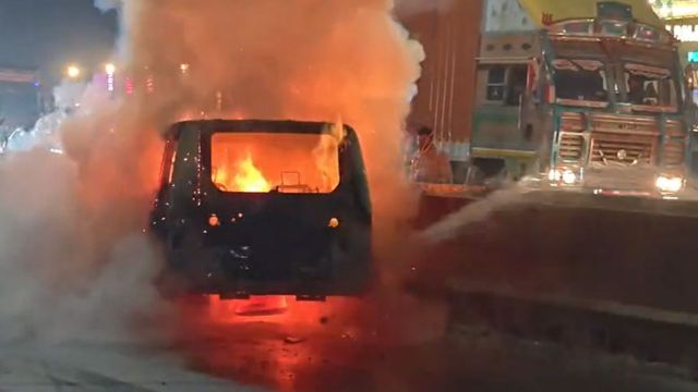 रायपुर में चलती सूमो ग्रैंड बनी आग का गोला, बाल-बाल बचे 6 यात्री
