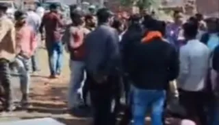 हाईवे पर प्रदर्शन करते आदिवासी ग्रामीण।