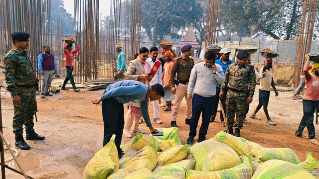 सुपौल : राघोपुर प्रखंड में डीएम का अचानक निरीक्षण, सिर्फ दो कर्मचारी मौजूद, शेष का वेतन रोका गया
