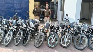 मुजफ्फरनगर में सट्टा लगा रहे लोगों की जब्त की गई बाइकें। जागरण