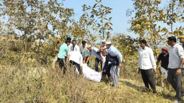 भाभी से अवैध संबंध के शक में पड़ोसी की हत्या, खाई में फेंका शव; दो दिन बाद आरोपी ने थाने में किया सरेंडर
