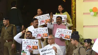 बच्चियों की सुरक्षा और सीमांचल के भेदभाव को लेकर विधानसभा परिसर में प्रदर्शन