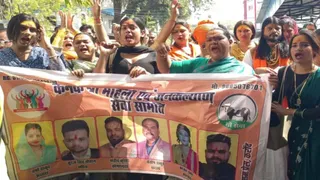 कलेक्ट्रेट में प्रदर्शन करते किन्नर।