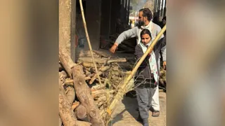 हरिद्वार में अपनी मां की चिता को मुखाग्नी देती उनकी बेटी शिखा सैनी साभार सभासद