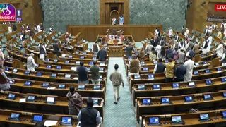 थरूर ने ट्रेड डील को लेकर भी गंभीर सवाल उठाए और कहा कि समझौता भारत को दीर्घकालिक घाटे की ओर धकेल सकता है।