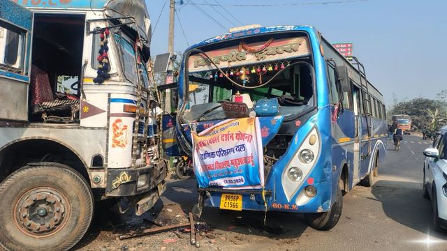 मुजफ्फरपुर में टूर पर जा रही बस की ट्रक से टक्कर, बाल-बाल बचे छात्र