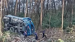 गंगोत्री हाईवे पर मल्ला के पास खाई में गिरा बीआरओ का डंपर।