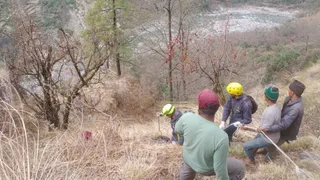 रामपुर न्यालसू में खाई में गिरी महिला के शव को निकालने के लिए खाई में उतरते एसडीआरएफ के जवान। जागरण