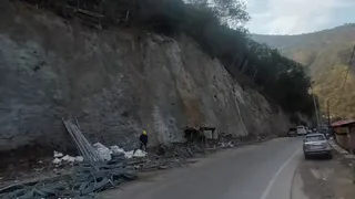 राजमार्ग पर तीनधारा में राकफाल बैरियर से हो रहा पहाड़ी का ट्रीटमेंट। जागरण