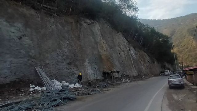 ऋषिकेश-बदरीनाथ हाईवे पर अब नहीं होगा पहाड़ से पत्थर गिरने का खतरा, 23 भूस्खलन जोन का हो रहा ट्रीटमेंट

