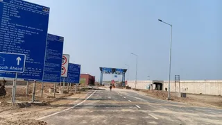 गंगा एक्सप्रेसवे पर टोल बूथ के नजदीक लगे सूचना एवं संकेत बोर्ड। जागरण