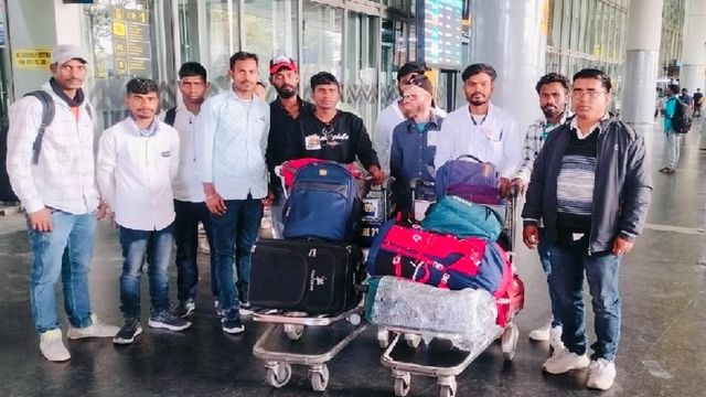 दुबई में फंसे झारखंड के 14 में से 11 प्रवासी मजदूरों की सकुशल वतन वापसी, भारत पहुंचते ही खिले चेहरे
