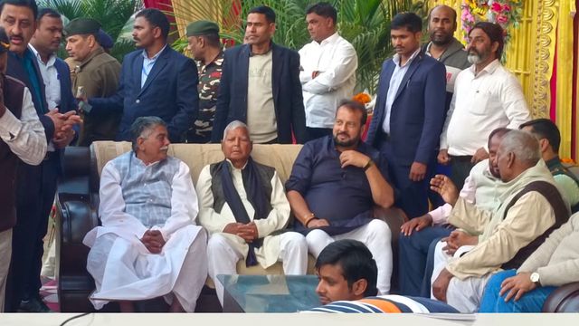 सिवान में शादी समारोह बना सियासी आकर्षण; युवराज मैरिज हॉल पहुंचे RJD सुप्रीमो लालू प्रसाद 
