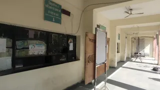 तहसील कार्यालय में हड़ताल से खाली पड़ी खिड़कियां। जागरण
