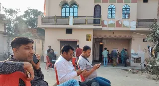 मुड़ाहीह स्थित SSI अजय गोंड का घर व दरवाजे पर मायूस बैठे लोग। जागरण