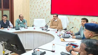 बैठक के दौरान डीएम सीपी सिंह व अन्य।
