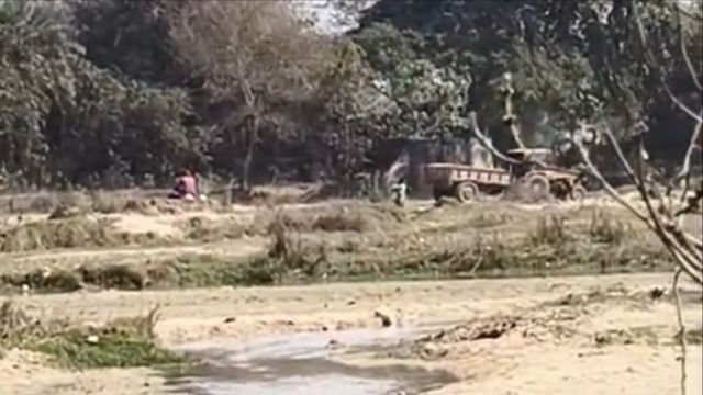 जमुई में थाने से महज 500 मीटर की दूरी पर नदी से अवैध खनन, ट्रैक्टरों पर मिट्टी डाल बालू छिपा रहे तस्कर
