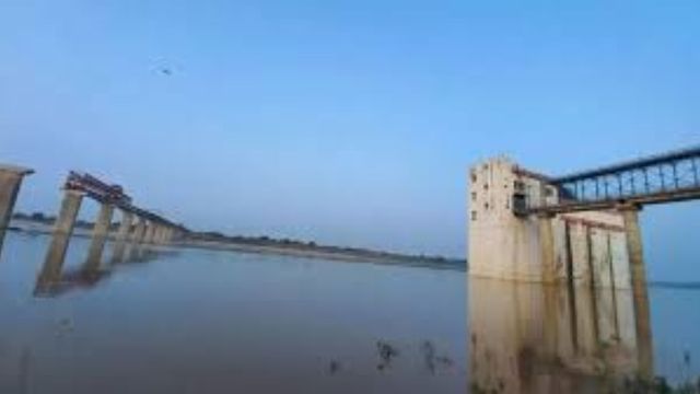 चंबल नदी में 50 फीट गहरी खाई में अनियंत्रित होकर गिरी स्विफ्ट डिजायर कार, युवक की मृत्यु
