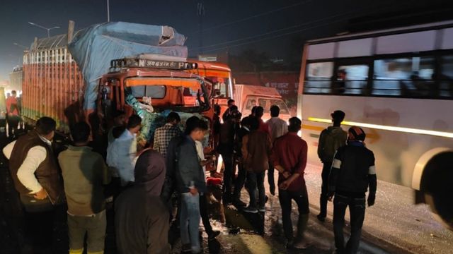 आगरा कानपुर  हाईवे पर डंपर चालक की लापरवाही, एक के बाद एक भिड़े वाहन; छह लोग घायल