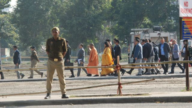 नोएडा पहुंचे मुख्यमंत्री योगी आदित्यनाथ, सुरक्षा के पुख्ता इंतजाम; शादी समारोह में हुए शामिल
