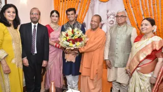 महायोगी गोरखनाथ विश्वविद्यालय के कुलपति की पुत्री और दामाद को आशीर्वाद एवं शुभकामनाएं देते उत्तर प्रदेश के मुख्यमंत्री योगी आदित्यनाथ। सौ. सूचना विभाग