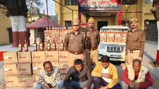 बोलेरो व गन्ना लदे ट्रैक्टर-ट्राली से बिहार ले जाई जा रही 142 पेटी अंग्रेजी शराब बरामद।