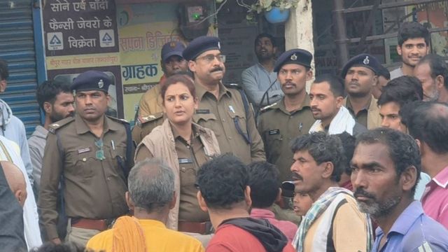 समस्तीपुर में ज्वेलर्स से 1 करोड़ के आभूषण की लूट, विरोध में सड़क जाम व आगजनी