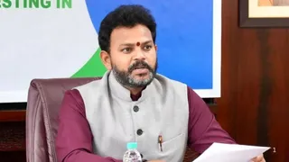 केंद्रीय नागरिक उड्डयन मंत्री के. राम मोहन नायडू ने घोषणा की है कि सरकार हवाई अड्डों के पास ऊंची इमारतों के निर्माण पर लगी रोक की समीक्षा कर रही है। फाइल फोटो