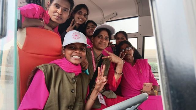 मिट्टी के घर से पिंक बस की ड्राइविंग सीट तक, बिहार की बेटियों ने रचा इतिहास
