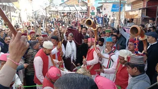 चकराता में विंटर कार्निवाल में जौनसारी संस्कृति से जुड़े पारंपरिक वाद्य यंत्रों की प्रस्तुति देते कलाकार। जागरण