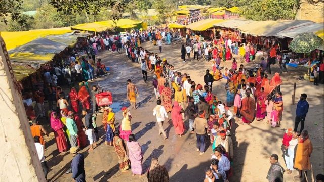 हर-हर महादेव के जयकारों से गूंजी कैमूर की पहाड़ियां, 75 हजार भक्तों ने किया जलाभिषेक
