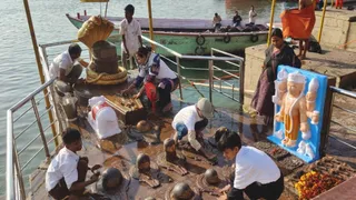 महाशिवरात्रि की तैयारी में गंगातट पर चमकी शिव कचहरी, नन्हें हाथ भी स्वच्छता में दे रहे साथ।