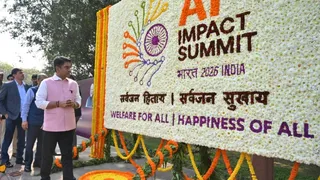एआइ इंपैक्ट समिट को लेकर एनडीएमसी इलाके अकबर रोड के समीप गोलंबर पर फूलों से बने बोर्ड को का दिखाते एनडीएमसी उपाध्यक्ष कुलजीत चहल।