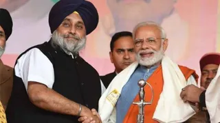अकाली दल अध्यक्ष सुखबीर सिंह बादल व प्रधानमंत्री नरेंद्र मोदी। (फाइल फोटो)