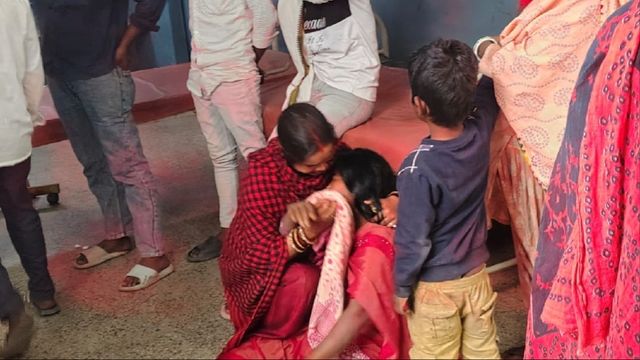 कुशीनगर में ट्रांसफार्मर पर तार जोड़ते समय लाइनमैन की मौत, अचानक आपूर्ति बहाल होने से हुई दुर्घटना
