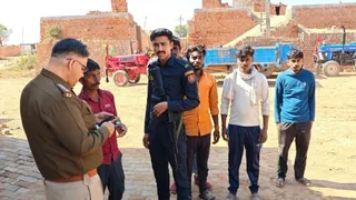ईंट भट्टा पर रहने वाले बाहरी लोगों से पूछताछ करते हुए पुलिस अधिकारी। जागरण