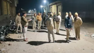 मोहल्ले में पुलिसबल तैनात। फाइल