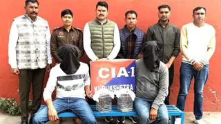 पुलिस गिरफ्त में आरोपित।