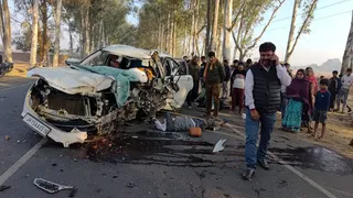 जमुई में बेकाबू कार पेड़ से टकराई