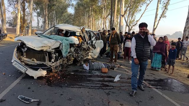 जमुई में बेकाबू कार पेड़ से टकराई, ससुर और बहू की मौत; एक ही परिवार के 4 लोग घायल