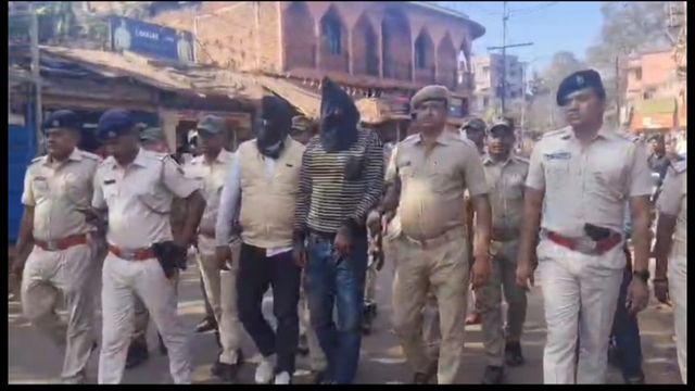 बड़बिल बैंक डकैती: बिहार से 2 कुख्यात डकैत गिरफ्तार, बाजार घुमाते थाने तक ले गई पुलिस 

