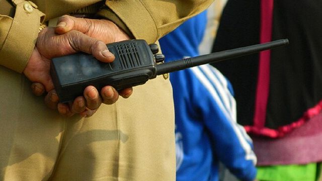 बिहार के बेतिया के युवक की धनबाद में बच्चा चोर के शक पर पेड़ से बांधकर पिटाई, पुलिस ने बचाया  
