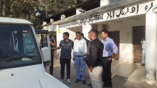 लिपिक को गिरफ्तार कर ले जाती निगरानी की टीम। जागरण