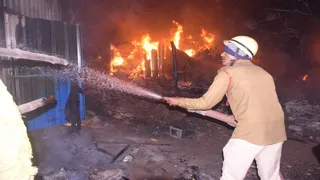 आग काबू में करने की कोशिश करता फायर ब्रिगेड जवान। (फोटो अमित सिन्हा)