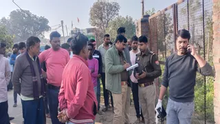 प्रयागराज के झूंसी में युवक का लहूलुहान शव मिलने के बाद जुटी भीड़ व लिखापढ़ी करती पुलिस। जागरण