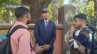 UPPSC PCS साक्षात्कार 2024 उप्र लोक सेवा आयोग प्रयागराज में पीसीएस के इंटरव्यू के पहले दिन जुटे अभ्यर्थी। जागरण