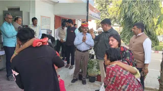 अपनों को खोने के बाद मंत्री संजय शर्मा के सामने पुलिस थाने में चीखते-पुकारते स्वजन। जागरण